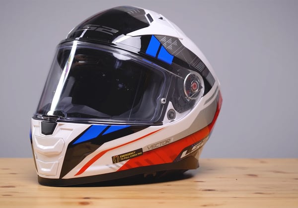 Video: LS2 Vector 2 helmet review featured image